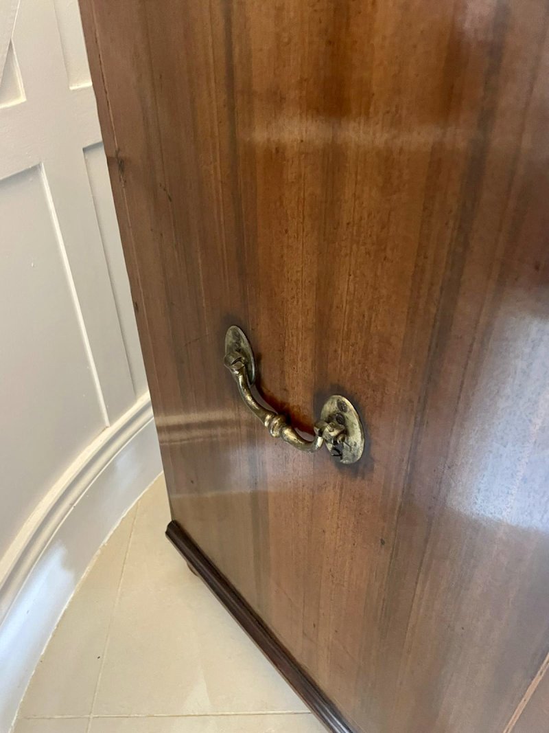 Antique George III Quality Walnut Kneehole Desk - Image 9